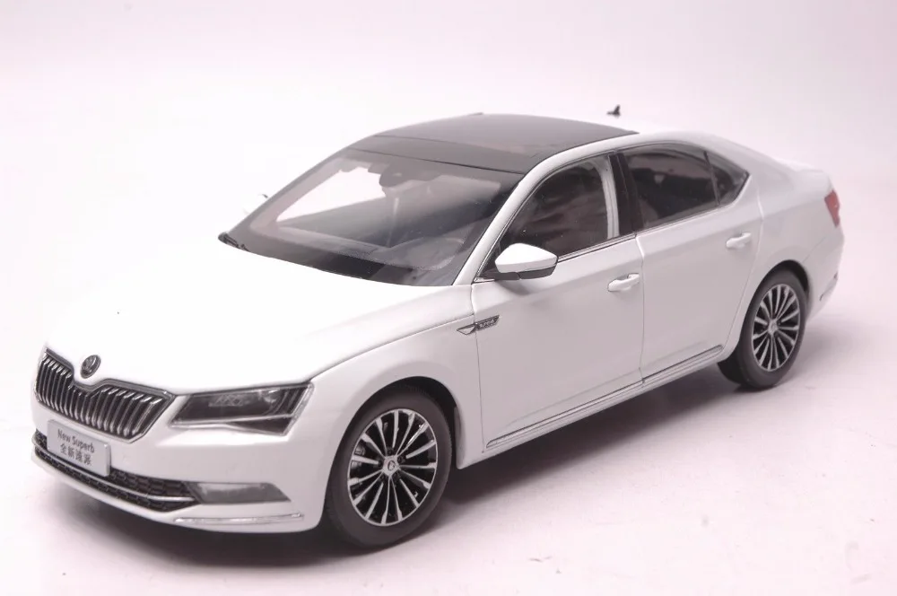 Модель литая под давлением в масштабе 1:18 для Skoda Superb 2015 белая игрушечная машинка