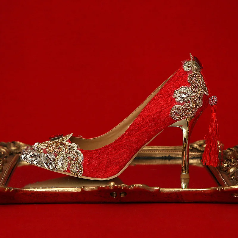 Женские Красные кружевные свадебные туфли с золотым металлическим украшением и кристаллами; модельные туфли-лодочки на высоком каблуке с острым носком; стразы для невесты и подружки невесты