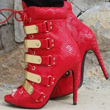 Пикантные женские ботильоны из змеиной кожи красного цвета с открытым носком; Ботильоны на каблуке-шпильке с золотыми лентами; ботинки на шнуровке с блестками
