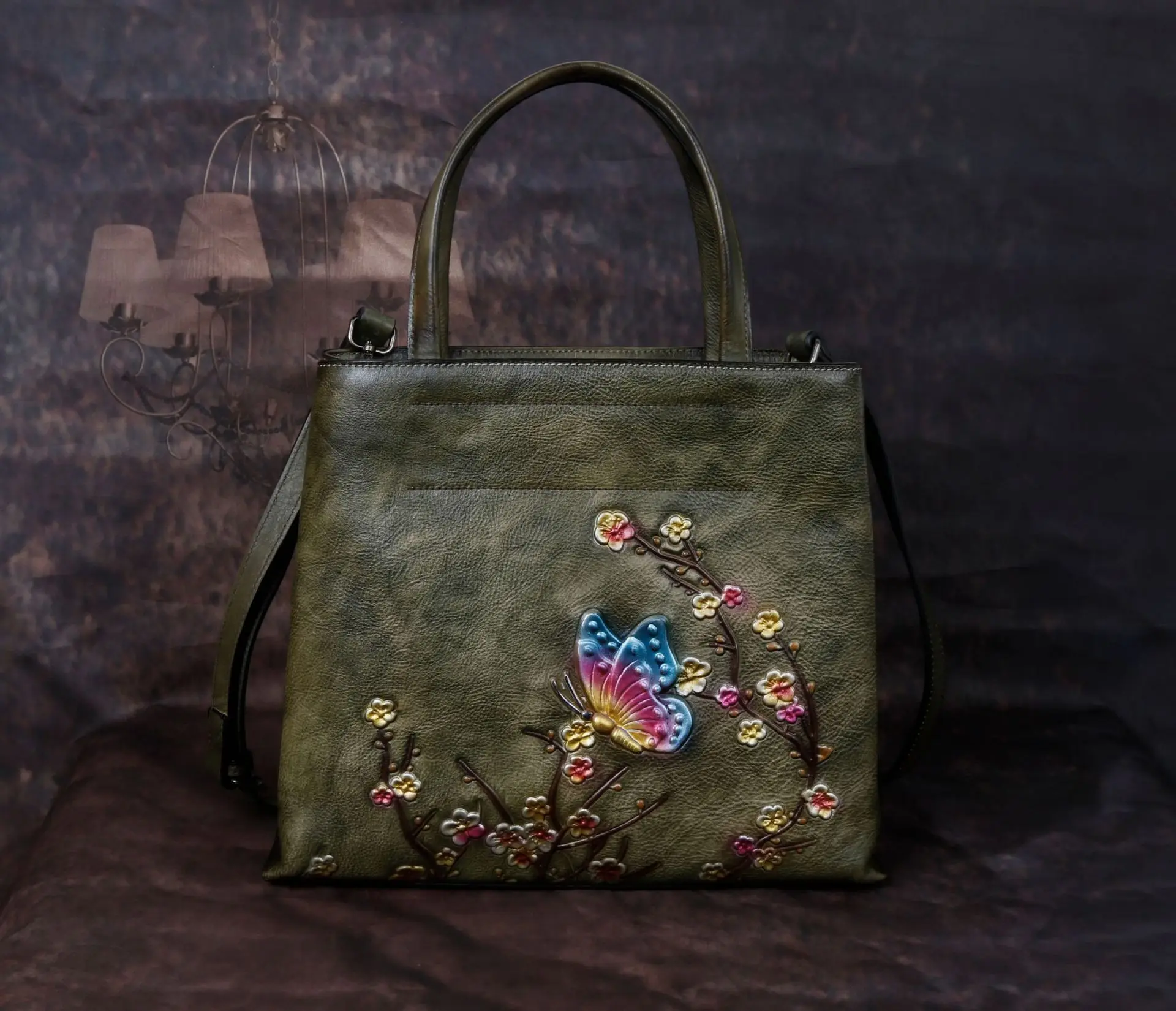 

High-quality hand-painted cowhide bag with one shoulder twill pattern and retro-embossing in 2019