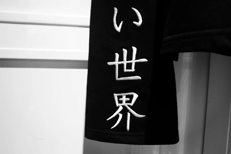 Женская футболка в стиле панк с японскими надписями и вышивкой в стиле Харадзюку. Футболка с длинными рукавами; легкий уличный джемпер; пуловер для девочек