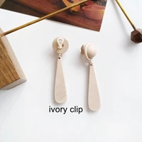 Простые сережки цвета слоновой кости - Окраска металла: ivory clip
