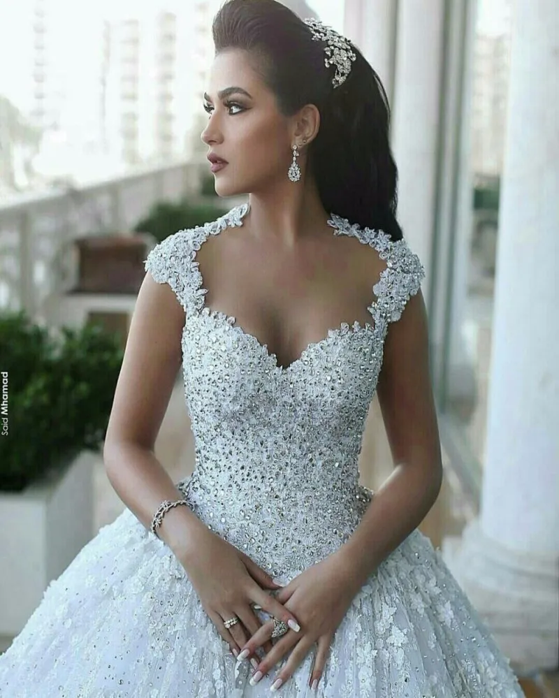 Vestido-De-Noiva-2016-Vintage-Cathedral-Train-Lace-Ball-Gown-Wedding-Dress-Luxury-Crystal-Beading-Back (1)