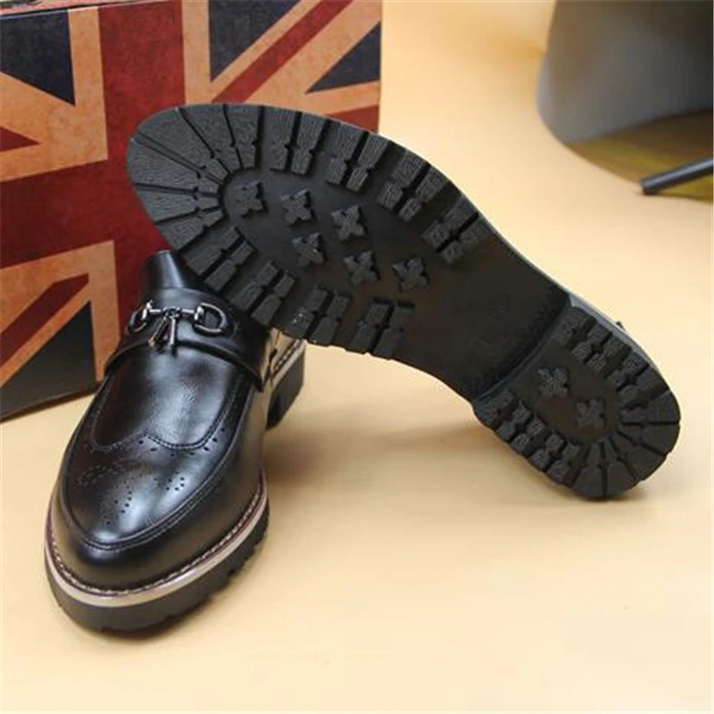 Весенне-осенние Мужские модельные туфли с острым носком, без шнуровки, британский стиль, броги, мужская обувь на плоской подошве, деловые кожаные туфли 033