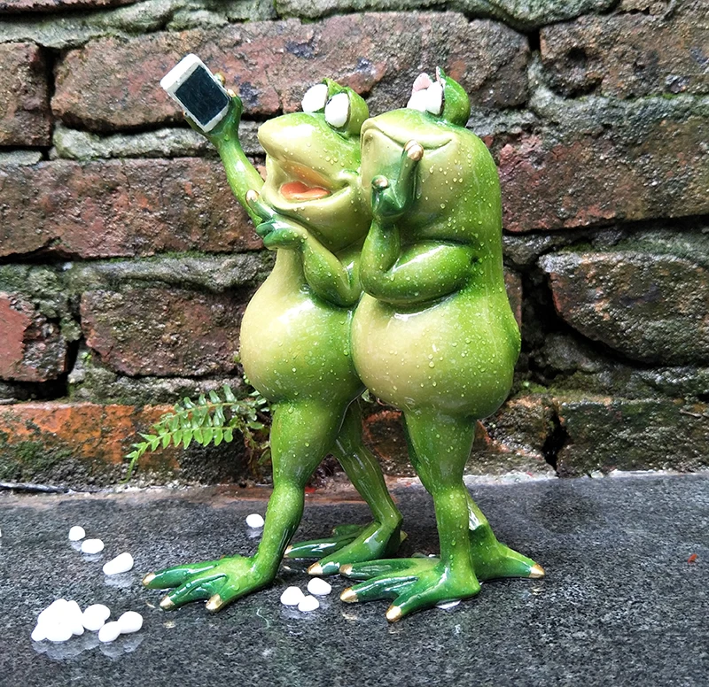 

Resin creative 3D Two selfie frogs Figurine Model,Bedroom, living room, windowsill, study