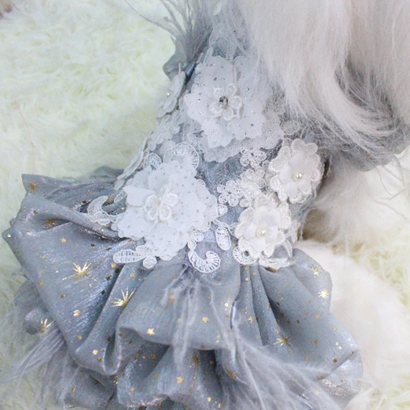 Платье для собак ручной работы с вышивкой, роскошное короткое стильное свадебное платье принцессы для маленьких собак, одежда с перламутровыми перьями