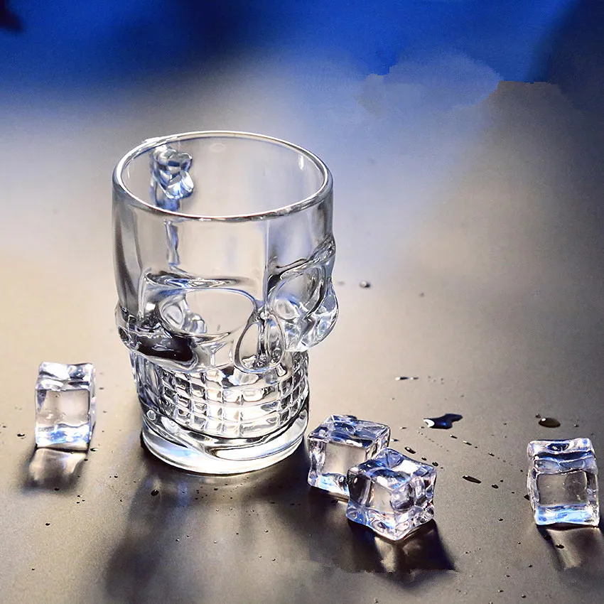 

1pcs 500ml Skull Head Shaped Shot Glass Whisky Cup glass jar with handle Shot Wine Beer Glass Mug Halloween gift