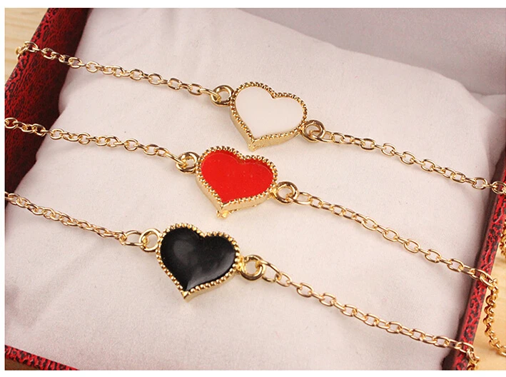 Браслет черная нить. Браслеты для пар. Цепочка с черным сердцем. Браслет black hearts. Браслет с черным сердечком.