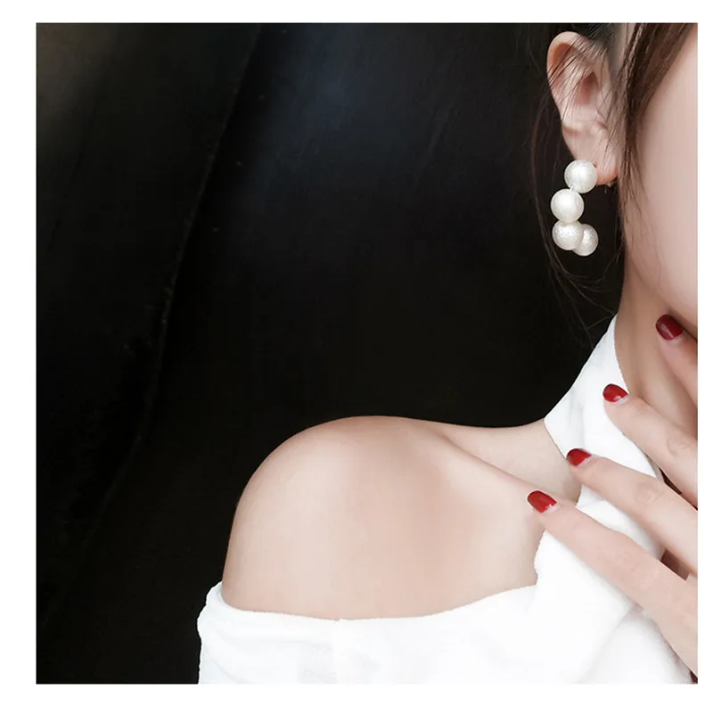 Новая мода женщин ювелирные изделия темперамент морщин имитация жемчуга обруч серьги сжатый личности Корея серьги с джокером
