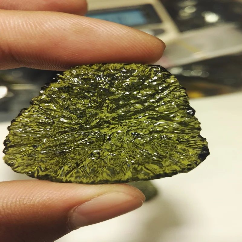 Новые продукты природного Чешский moldavite зеленый аэролиты Кристалл Рейки Исцеление камень энергии apotropaic 20 г-25 г взять с собой gem