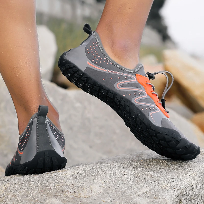 رياضية الرجال النساء الأحذية الرياضية الأحذية المنبع الغوص السباحة مفرغة بيرفوت shoeFive أصابع ملصقات الجلد لينة حذاء 8026