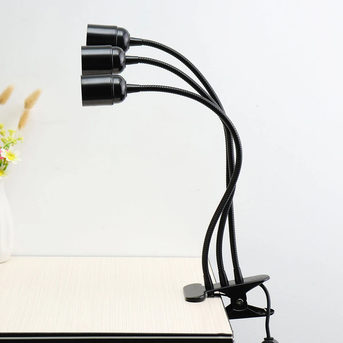 

AC 220V 3 Heads Flexible Light Base Stand E27 Clip-on Desk Light Lamp Bulb Holder Kids Study Table Lamp Aquarium Lighting