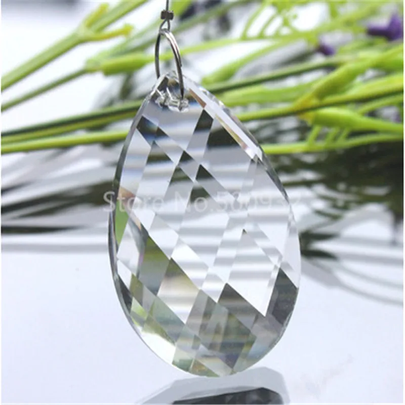 стеклянная капля. сапфир форма капля. кристалл в форме капли. кристалл в виде капли. парагон синий бриллиант капля.