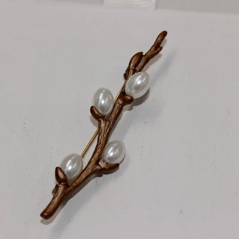 

2018 new plum artificial pearls brown antiques paint retro coat female brooch