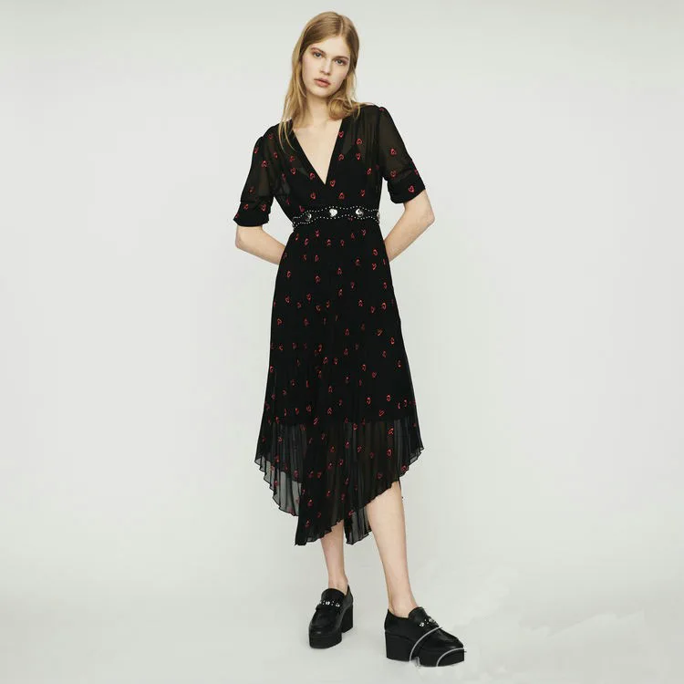 

Woman Dress 2019 Spring and Summer V-neck Loving Heart Embroidered Pleated Dress