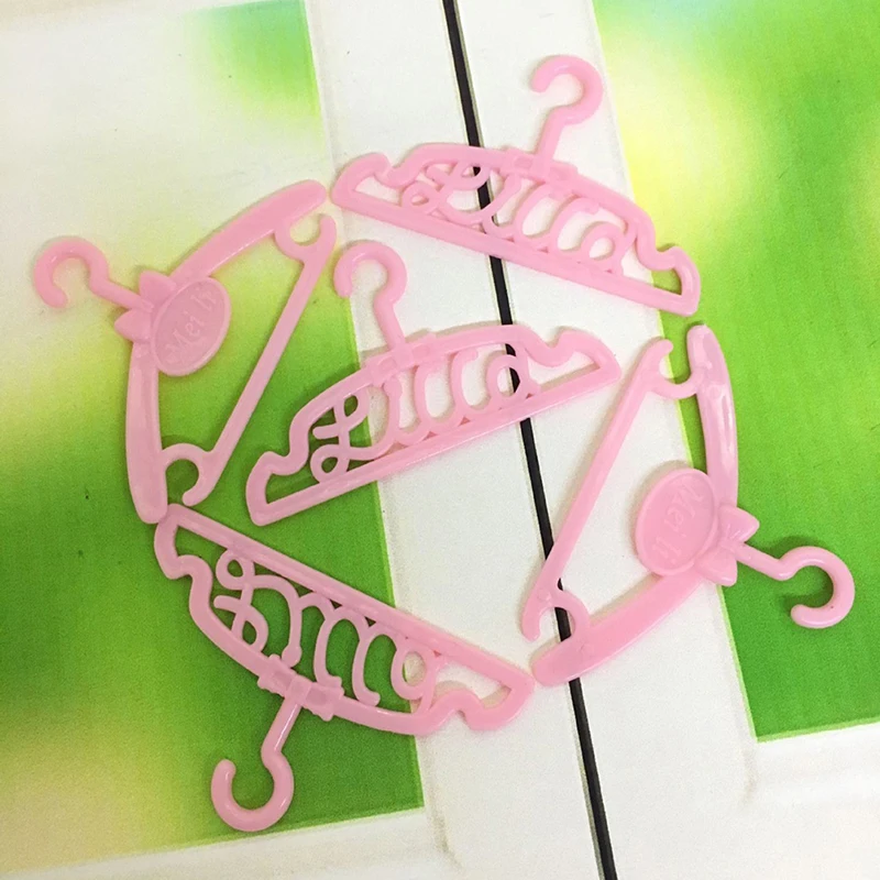 

10Pcs/Lot Dollhouse Toy Mini Mixed Plastic Pink Hanger Dolls Accessories For Barbie Doll Wardrobe Dress Clothes Gift