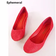 Женские Дешевые Кружевные шелковые атласные туфли в китайском стиле с цветочной вышивкой на плоской подошве, свадебные туфли, красные, большие размеры 34-43