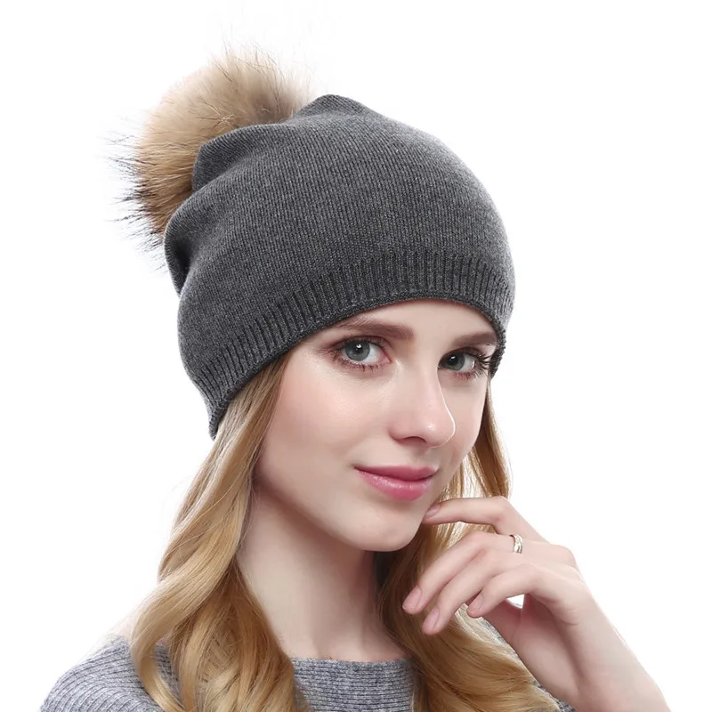 AKSLXDMMD Gorro Mujer кашемировая шапка модный шарик из меха енота вязаная шапка новая осенняя и зимняя женская теплая хедж шапка LH1094 - Цвет: dark grey