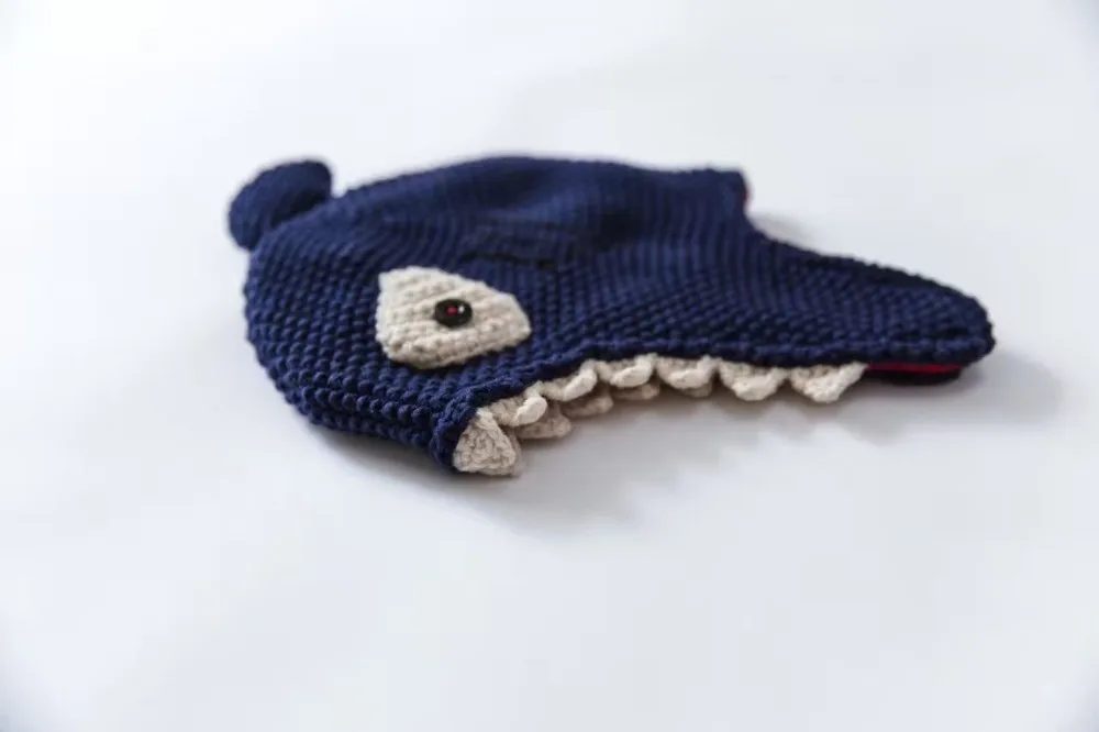 Милая шапка в форме акулы для малышей, комплект из хлопковой шапки и перчаток, вязаные крючком Детские шапочки, детская осенне-зимняя шапка ручной работы, ветрозащитная шапка