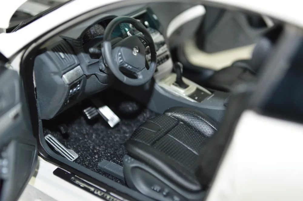 Infiniti_G37_coupe_2013_White_008
