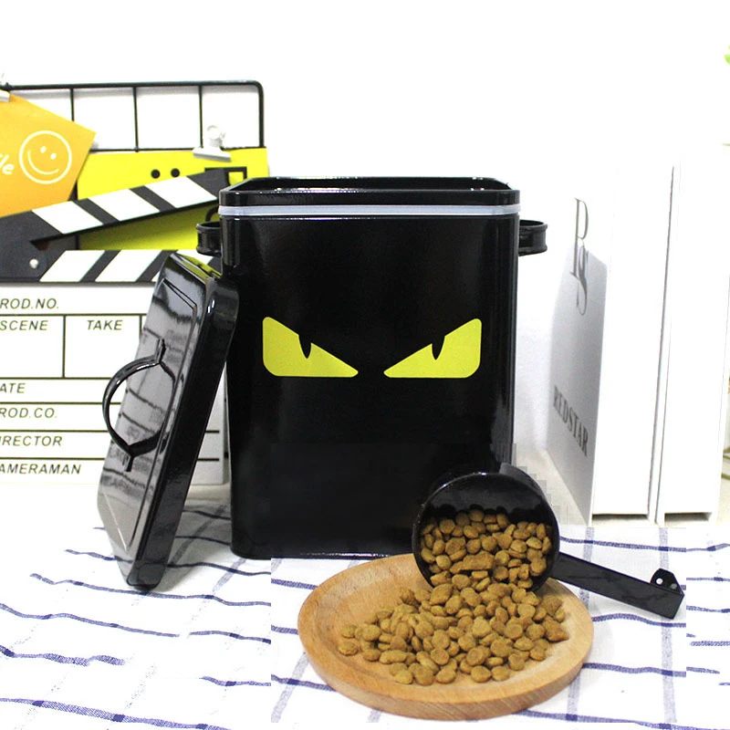 dry food container with scoop