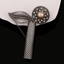 Brooches for Women Imitation Pearl Flower With Leaves British Style Suits Accessories Original Design Brooch Pin