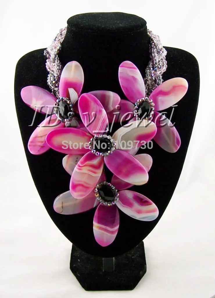 

Jewelr 003989 Jade&onyx flower necklace
