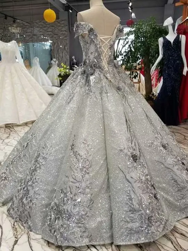 CloverBridal Длина пола серебряное бальное платье Кружева аппликации 3D цветы блестками невесты платье с жемчугом грубая юбка свадебное платье