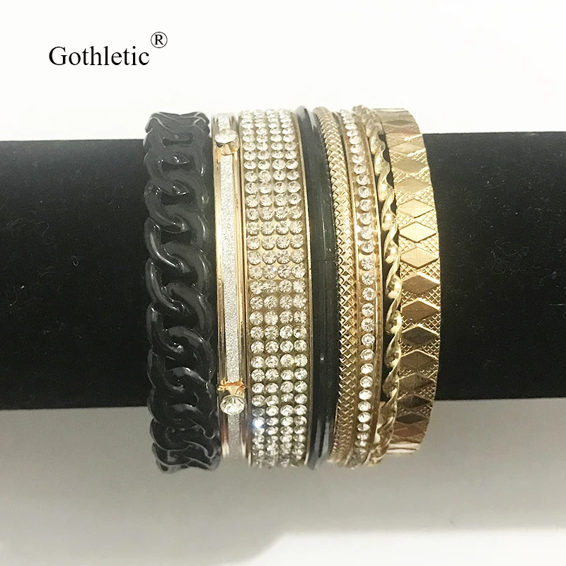 Женский многослойный браслет Gothletic металлический золотистого цвета на запястье 8
