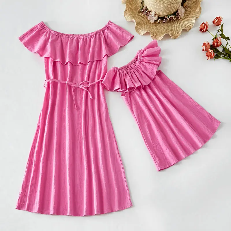 Розовое платье с открытыми плечами для мамы и дочки; Soild Mommy And Me; семейный образ; летние платья для мамы и дочки; одинаковые комплекты одежды - Цвет: as per picture