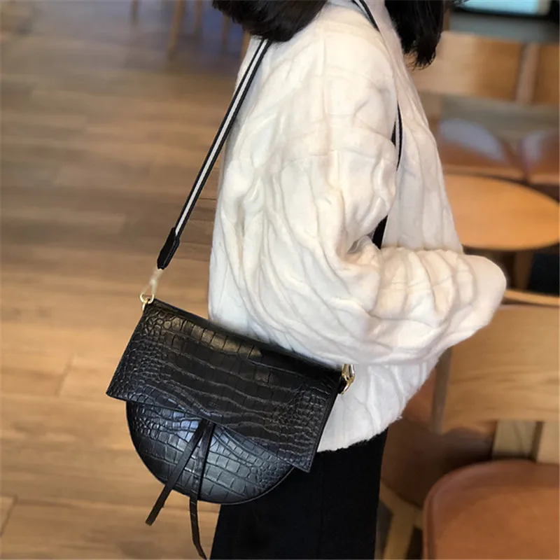 

Women's 100% Genuine Leather Alligator Saddle Simple And Stylish Crossbody Bags Fashion Shoulder Bags Two Shoulder Straps