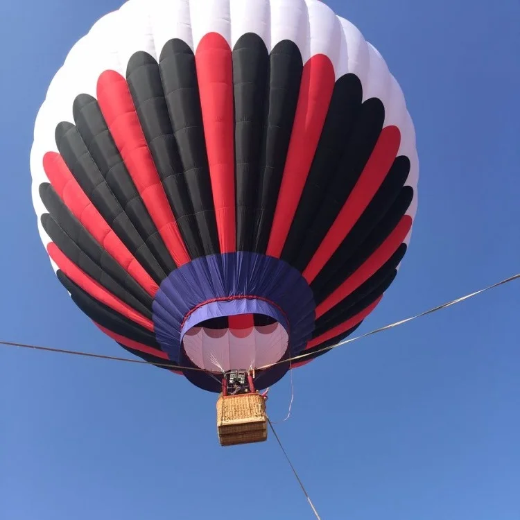 hot air balloon flying with cable 