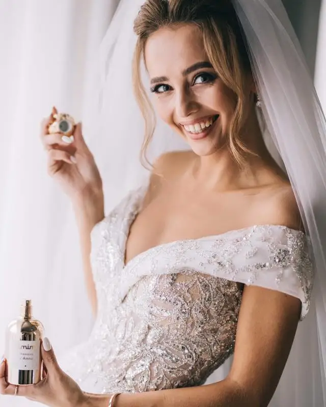 2019 Luxury Arab Sequined Lace Wedding Dress Cathedral Princess Ball Gown Vestido De Noiva Sexy V Neck Cap Sleeve Wedding Dress