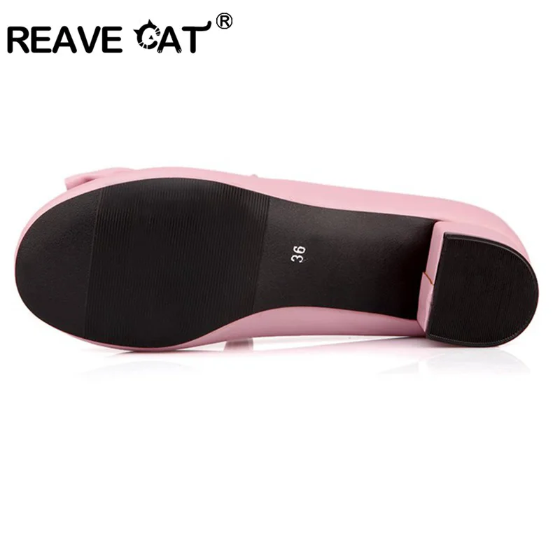 REAVE CAT/Большие размеры 32-43, женская летняя обувь на среднем каблуке женские туфли-лодочки с Т-образным ремешком и милым бантом женская повседневная обувь под платье, QL4814