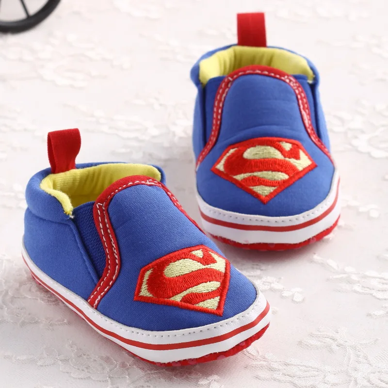 Новинка; обувь для новорожденных мальчиков; обувь для малышей; модная нескользящая обувь с мягкой подошвой для детей «Супермен» и «летучая мышь»