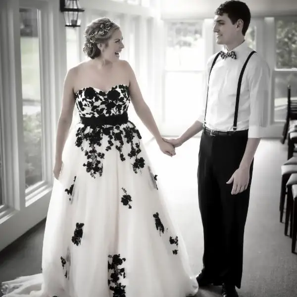 

Chraming Vintage Wedding Dresses with Black Appliques Sweetheat Lace Up Back Bridal Gowns 2015 vestido de noiva CH2498