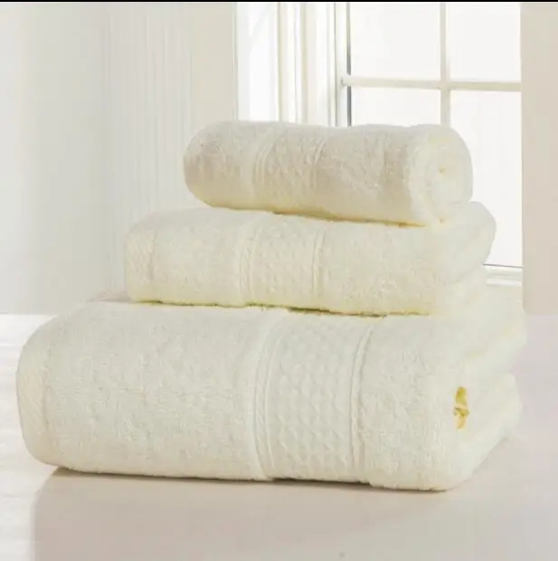 полотенца для рук махровые. банное махровое полотенце 70х140 бирюзовое. полотенца для рук махровые. полотенце bath towel. стопка полотенец.