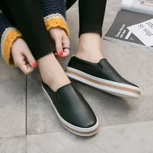 Женская обувь на плоской подошве; модные летние лоферы из искусственной кожи года; женские повседневные кроссовки; удобная женская обувь без застежки на плоской подошве