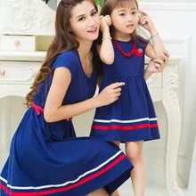 Модные платья для мамы и дочки; одинаковые комплекты для семьи; Одежда «Мама и я»; Полосатое платье для мамы и дочки