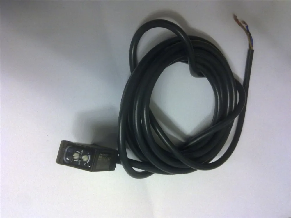 

E3Z-D82 PNP Photoelectric Switch Sensor, 8-50CM Distance, 12-24V DC