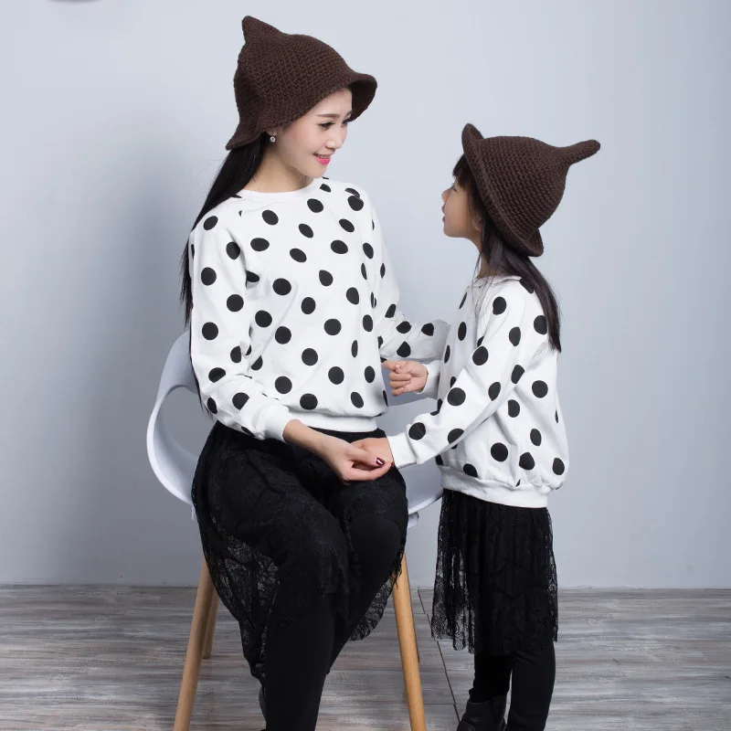 Одежда для мамы и дочки; одинаковые комплекты для семьи; белый свитер в черный горошек; одежда для мамы и детей; Осенняя верхняя одежда