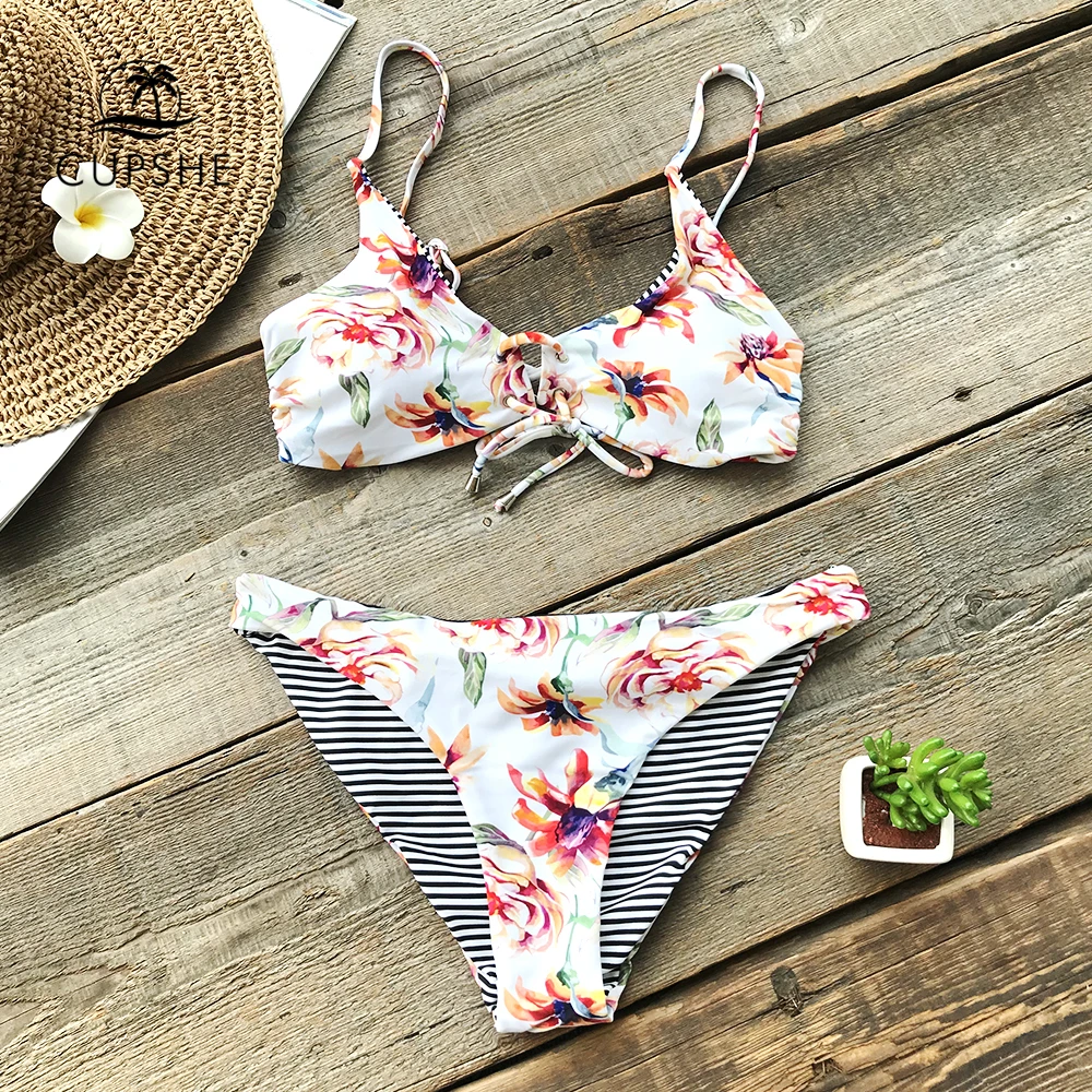 Billig CUPSHE Floral Print Und Gestreiften Reversible Bikini Set Frauen Lace Up Zwei Stücke Bademode 2020 Strand Badeanzüge Badeanzüge