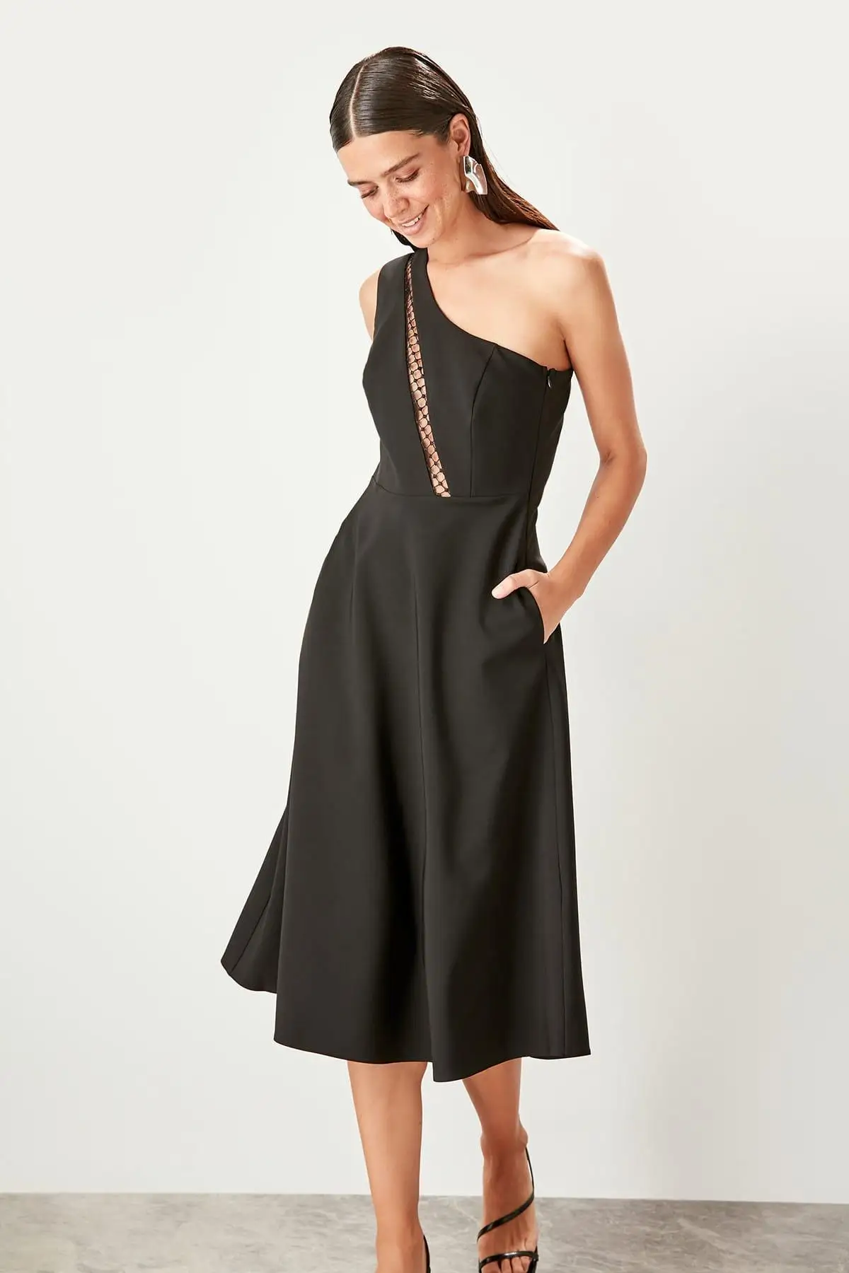 

Trendyol Black One Shoulder Dress TPRSS19UZ0089