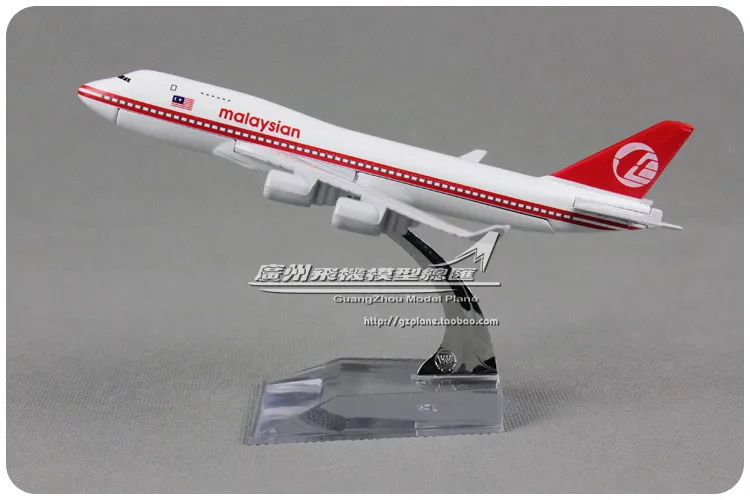

YJ 1/450 Scale Aircraft Model Toys Malaysiian Boeing B747-400 16cm Length Diecast Metal Plane Model Toy For Gift/Kids