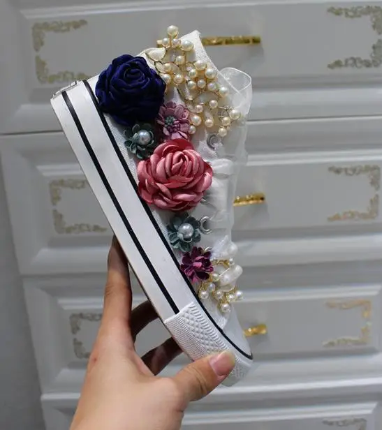 Милые туфли с цветочным рисунком для девочек; коллекция года; весенние парусиновые туфли; белые женские туфли на плоской подошве с цветочным узором и блестками