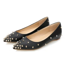 Новинка; модные женские туфли на плоской подошве с заклепками; пикантные женские туфли на низком каблуке с острым носком; женские вечерние туфли из искусственной кожи на плоской подошве; Цвет Черный
