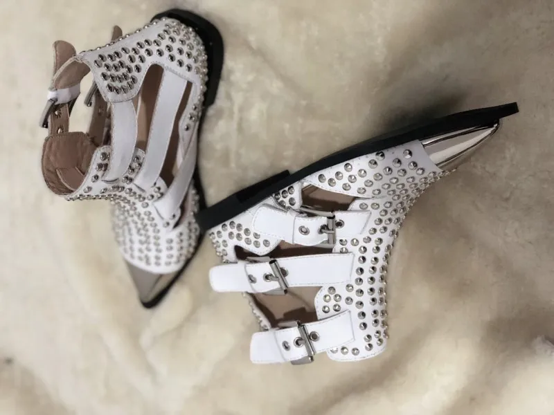 Ботинки с острым носком из металла в стиле панк; удобные ботильоны на плоской подошве с заклепками и шипами; ботинки с пряжкой на ремешке; короткие ботинки с вырезами сбоку; botas Feminina - Цвет: White Rivet