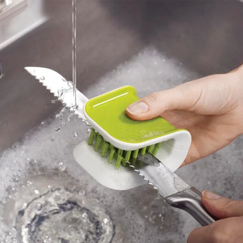 Вытирает нож. Чистить нож. Рыбочистка luxfish. Прибор для мытья посуды. Нож вардаген икеа.