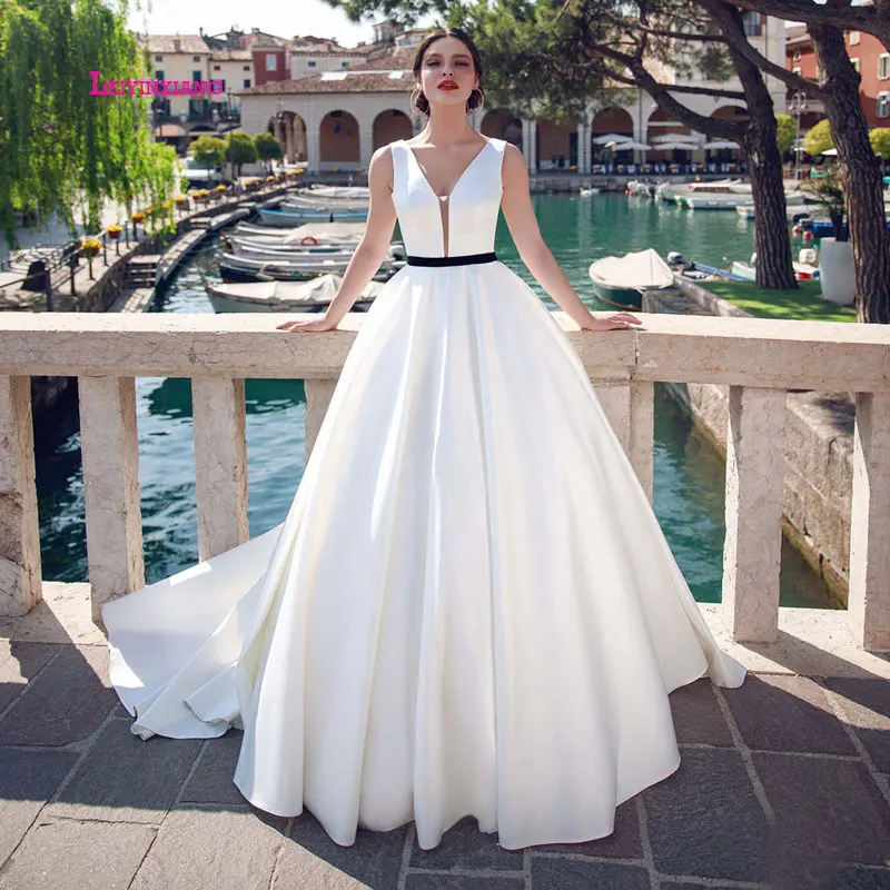 

LEIYINXIANG Luxury 2019 Court Train Bride Gown Vestido De Noiva Sexy A-Line Wedding Dresses Backless Sashes V-Neck Sleeveless