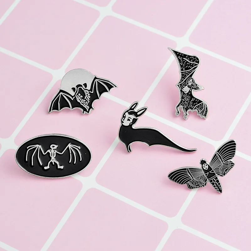

2018 Creative Halloween Dark Drops Enamel Brooches animal Batman Skeleton Insects Skeleton Black Shirt Pink Friend Gifts Jewelry